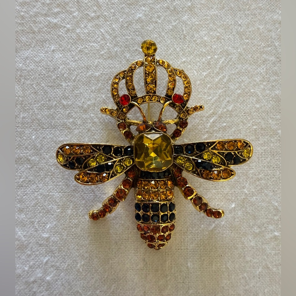 Betsey Johnson Dedazzled Bejeweled Large Queen 👑 Bee 🐝 Pin